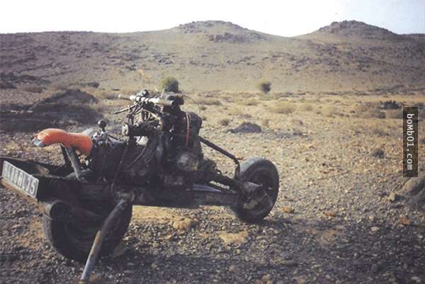 他在撒哈拉沙漠中央車子故障快要死掉，但緊急拆解車輛後…這個「超狂作品」救了他一命！