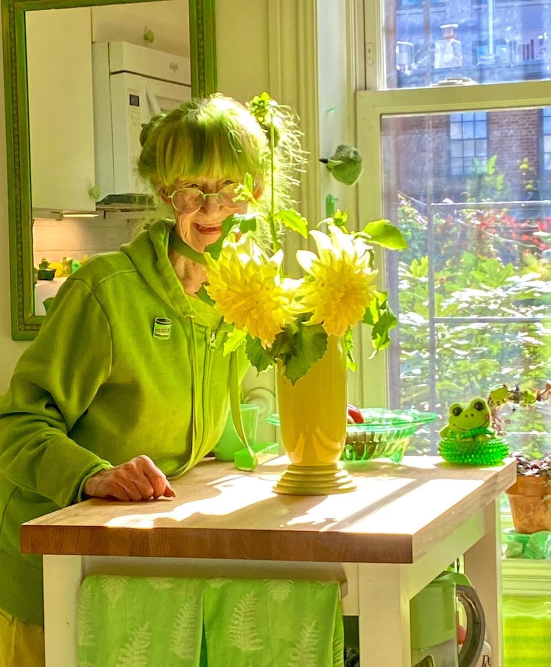 最愛綠色！82歲阿嬤連續20年穿綠色衣服　可愛穿搭在紐約爆紅