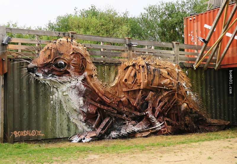 他利用廢棄的垃圾製作出各種「注入悲傷靈魂的動物雕塑」，再不關心環境下一個主角就是人類了！