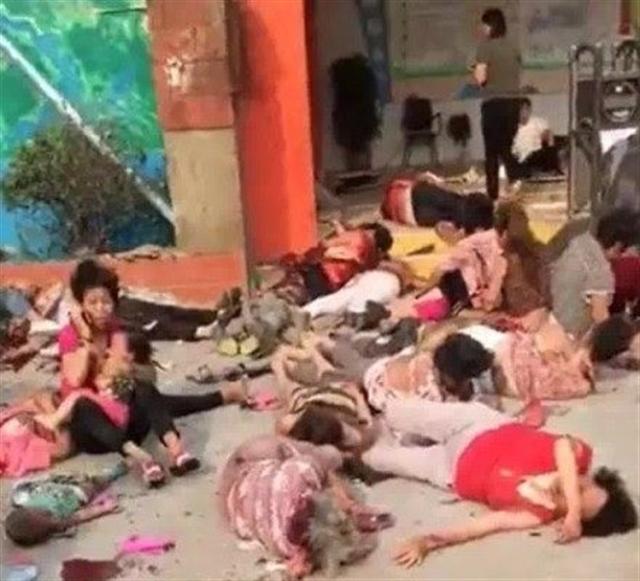 中國幼稚園在下課時間突然發生大爆炸，現場父母從屍體堆找生還孩子的畫面讓人不忍直視！