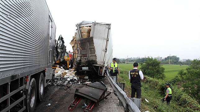 2名國道警遭貨車追撞身亡！　司機爆料「公司要求開快車」　員工過勞也不管