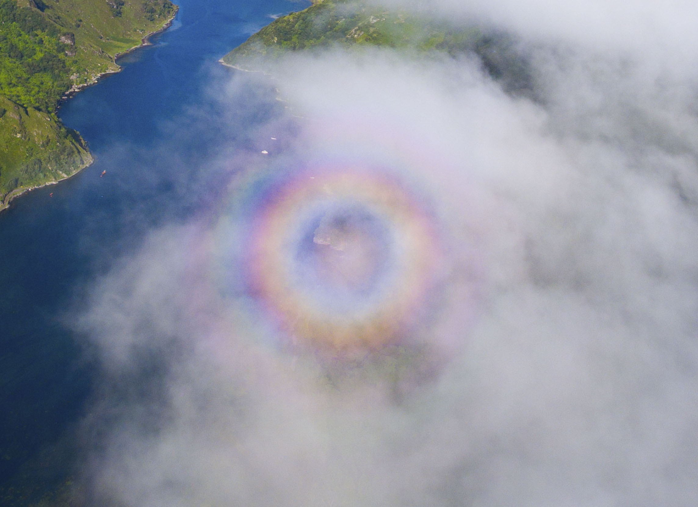 空中驚現超罕見「圓形彩虹光環」　神奇一幕讓人移不開視線：通往天堂的大門？