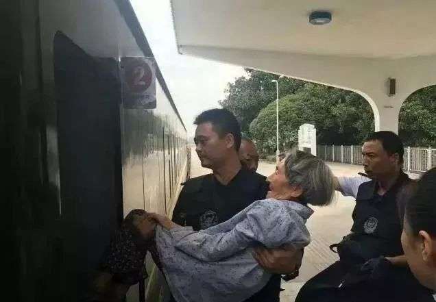 沒有身分證上不了火車　無助的80歲老奶奶突然被員警抱起來狂奔