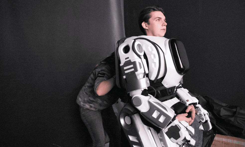 俄羅斯公開發表「最先進機器人」　鏡頭放大卻看見真人皮膚：少在那邊騙