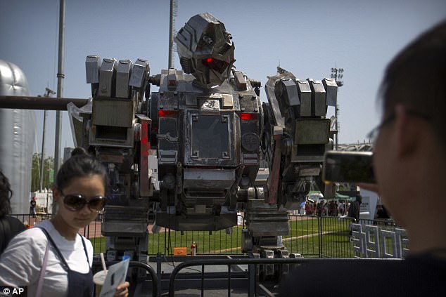 強國公司打造出「4噸重的機器人」要和美國、日本PK，它隱藏的絕技讓敵人都顫抖了！