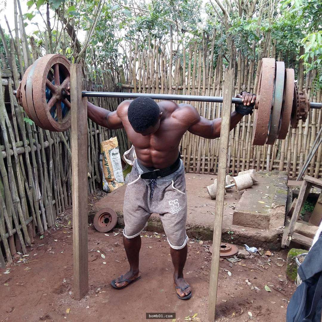 沒錢上健身房的非洲老兄靠DIY工具練出超猛肌肉，他的「健身房」看了立馬五體投地啊！