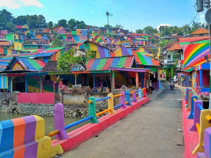 這個政府花66萬把貧民村莊的房子「全部漆成五顏六色」，完成後的效果完美到觀光客暴增！