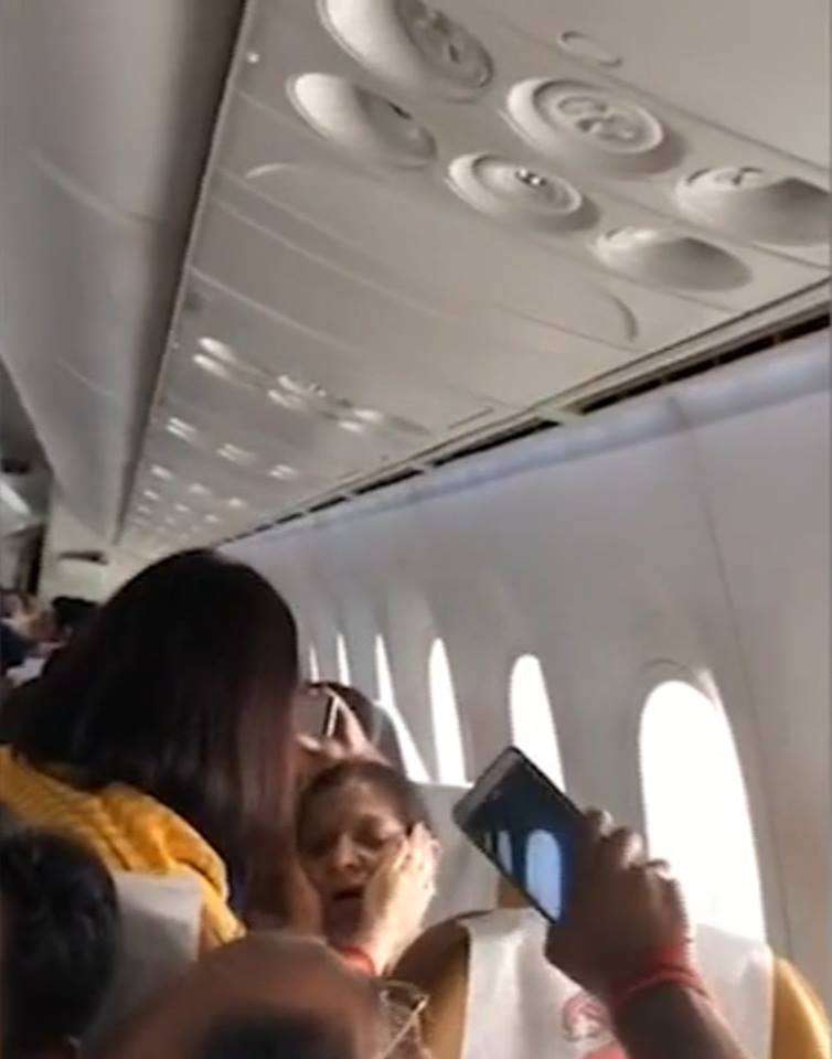 飛機在高空中「脫窗」　女乘客嚇到崩潰　反應快的空姐馬上裝回去