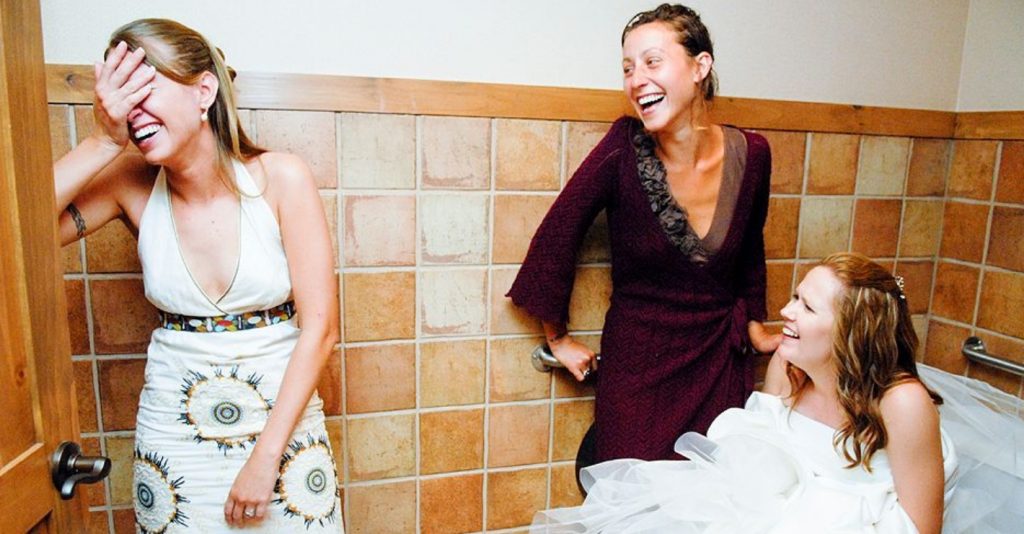 IKEA「25元購物袋」救援萬元婚紗　新娘「穿著上廁所」解決最大煩惱