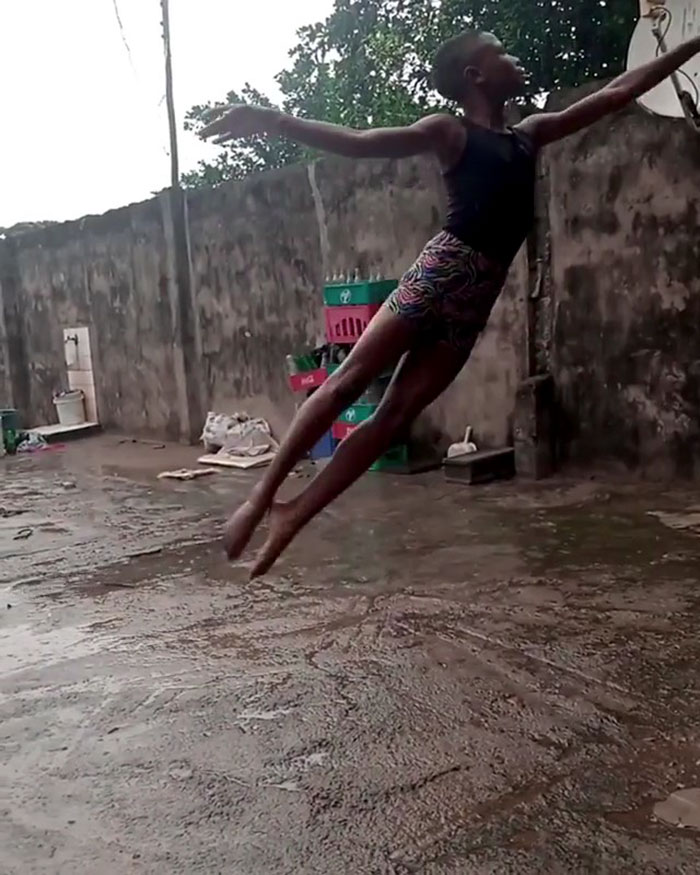 雨中赤腳跳芭蕾！11歲非洲男孩「舞姿驚豔全球」　獲世界級夢幻回報：幫你出學費