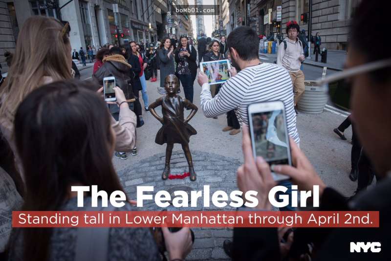 他們在半夜把這個小女孩雕像搬到華爾街金牛面前，隔天大家發現的真相讓全世界女性都歡呼！