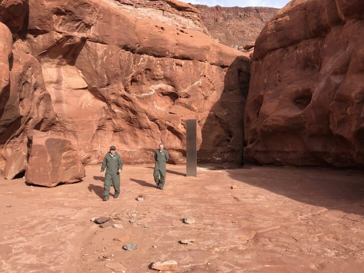 外星人來過了？直升機在沙漠深處「發現金屬巨柱」　宛如經典科幻片場景