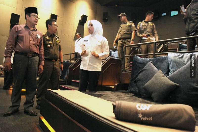 印尼「帝王床影院」已經被政府勒令關閉，原因是只要一進去就會聽到「這種聲音」…