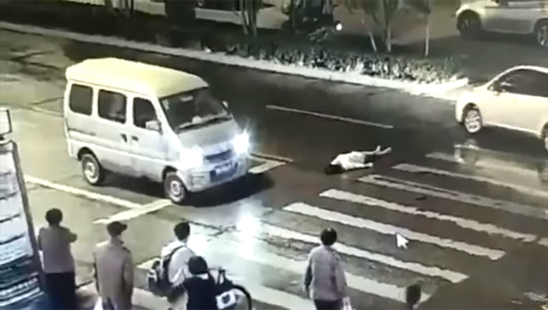 中國一名女子被車撞倒「路人卻完全沒有理會」，1分鐘後監視器就拍到她慘死的畫面！