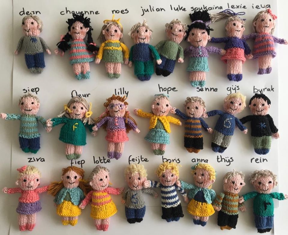 停課很想你們！老師編織「23個娃娃」　學生近看驚喜認出：那是我耶～