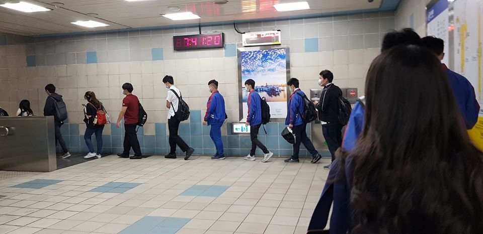 這不是在日本！　捷運排隊搭電扶梯「自動取間隔」　網大讚學生水準：良好公民素養