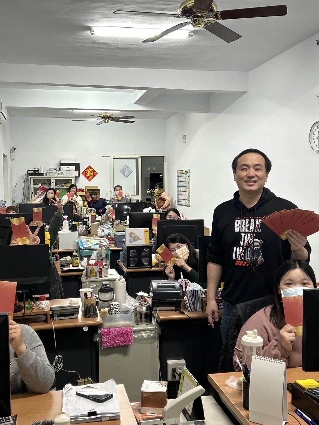 每位員工發1萬元！重量級直播主取消尾牙　網讚：這才是大家喜歡的老闆樣子