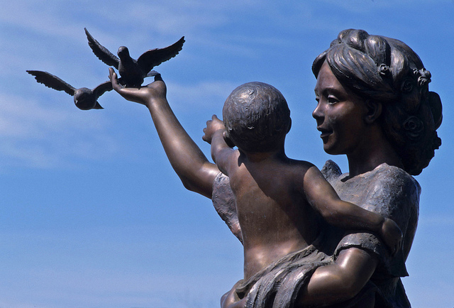 16個「美到讓人想馬上回家抱緊媽媽」的偉大母愛雕塑
