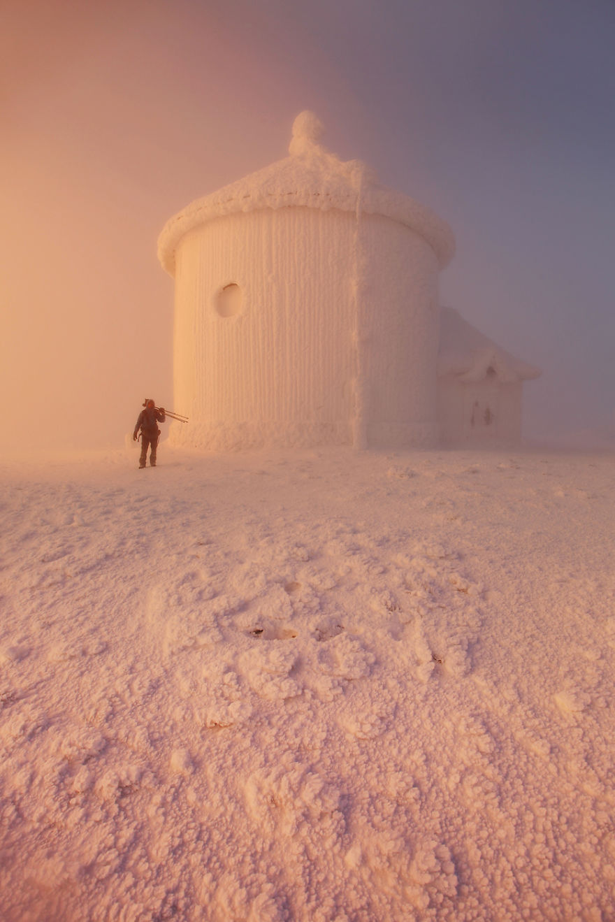 這是波蘭？　攝影師拍下「全世界覆蓋冰雪」的絕美景象　夢幻到一瞬間穿越《納尼亞》