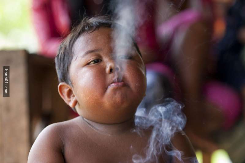當年「每天都必須抽40根煙」的2歲男童，過了6年後他現在已經變成沒人會想到的模樣！
