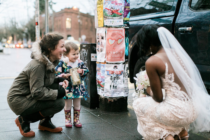 2歲小女孩以為拍婚紗的新娘「就是愛書封面的公主」，結果她興奮到不行的反應變成完美的婚紗照了！