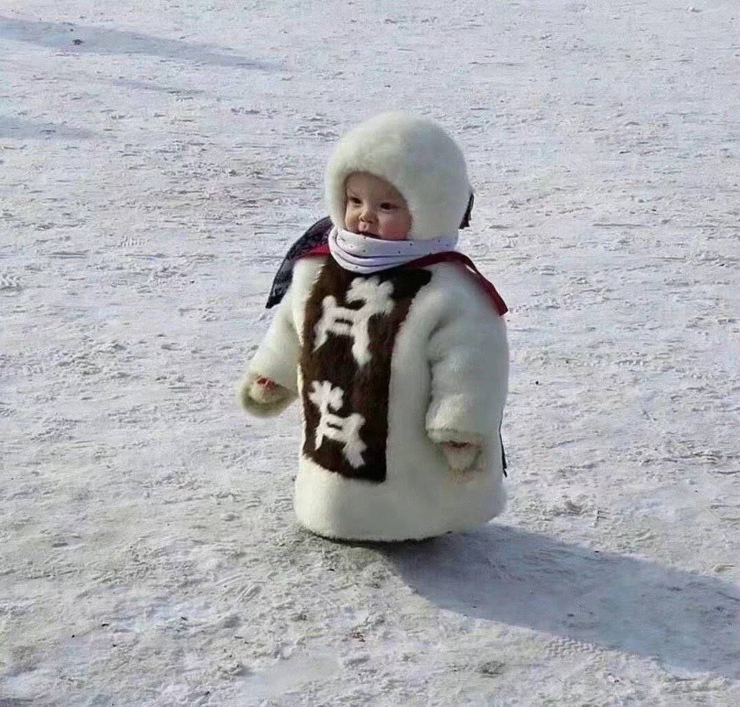 俄羅斯寶寶怎麼禦寒？大人包緊緊「裹成小湯圓」　全身超蓬鬆：跌倒也不痛～