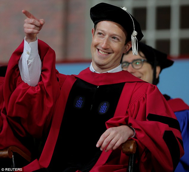 哈佛「最有名輟學生」終於回到母校參加畢業典禮，13年後他終於實現了對媽媽的承諾！（中文字幕影片）