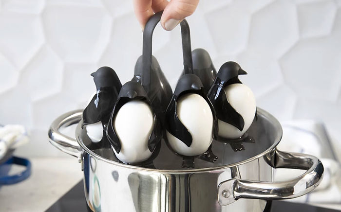 用肚肚幫你守護雞蛋！　沒想過這麼療癒的「企鵝煮蛋器」下鍋泡溫泉囉～
