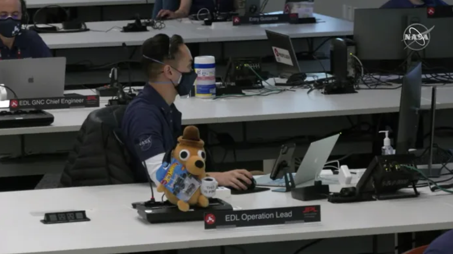「NASA登陸火星」中控室全歡呼　網發現桌面亮點：是那隻迷因狗狗！