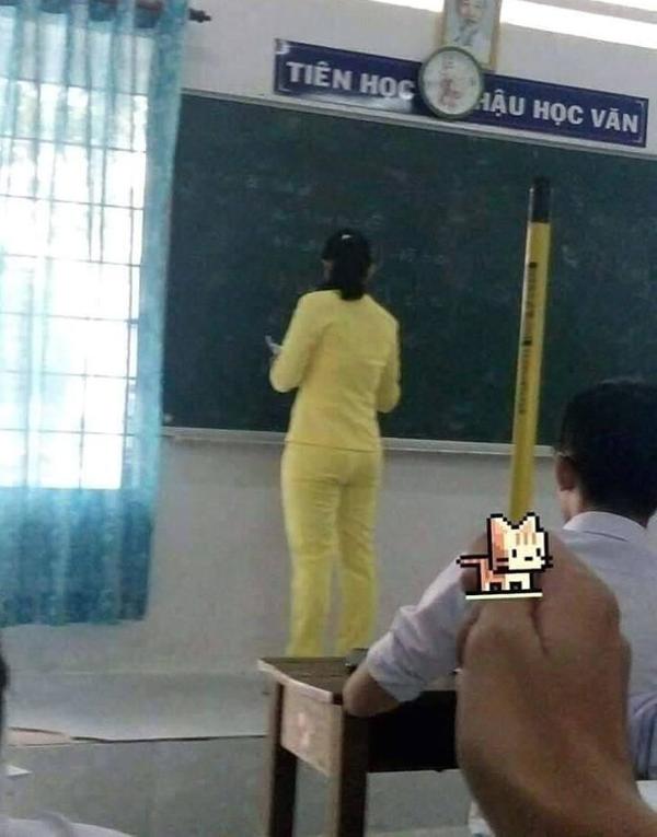 笑到黑姑！　學生上課拍「老師與文具撞衫」：怎麼把鉛筆盒穿上身？
