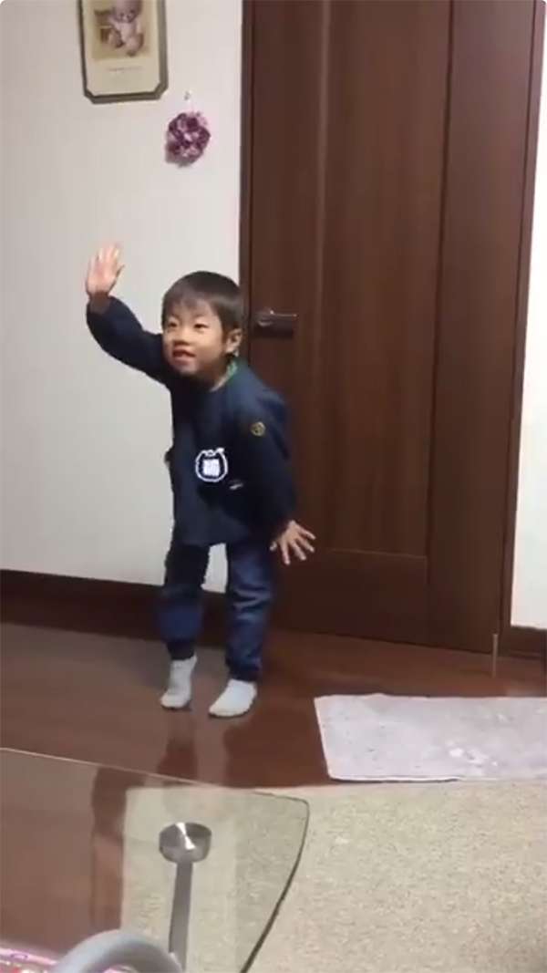 日本小男孩神模仿！　大阪女學生跳「懷舊舞」　他每一個動作都跟到100%