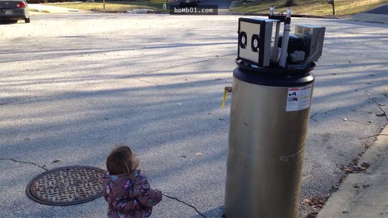 小女孩遇到棄置的熱水器以為是「機器人」，接著的表白畫面瞬間吸引破百萬的點閱率！