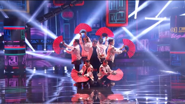 韓國歌手的舞者群參加美國達人秀「舞步整齊到評審都哇哇叫」，觀眾都以為在看機器人表演！