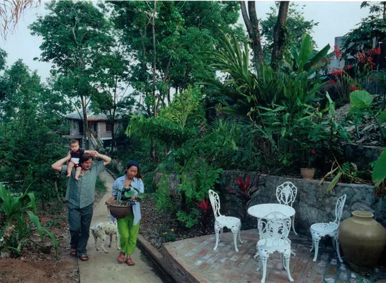29歲與老公一見面就結婚　他們「放任2女兒不上學」守護雨林17年：想等花開