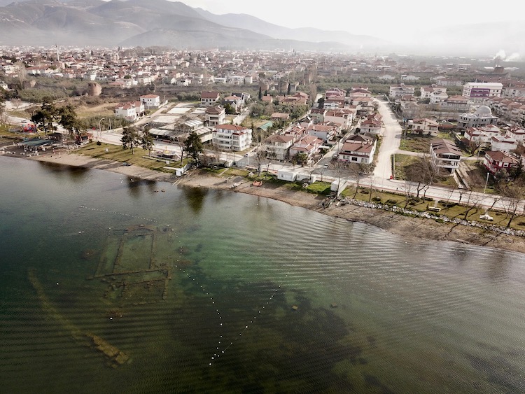 疫情帶來的奇蹟！　土耳其湖面發現隱藏「水下教堂」：1600年前的古蹟清晰可見