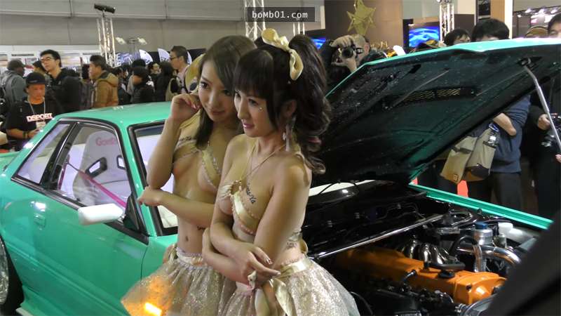日本車模一出場就讓大家忘記是來看車展，「幾乎沒有布」的18禁裝扮已經隱隱看到…