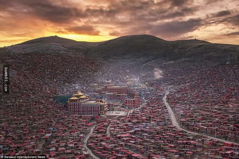 這就是全球最大藏傳佛學院在鏡頭下令人窒息一面，但中國政府卻表示「不聽話就全部消滅」！