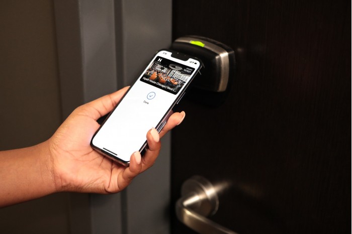 把飯店當自己家！iOS 15新功能「手機、手錶變房卡」　已與酒店敲定推出