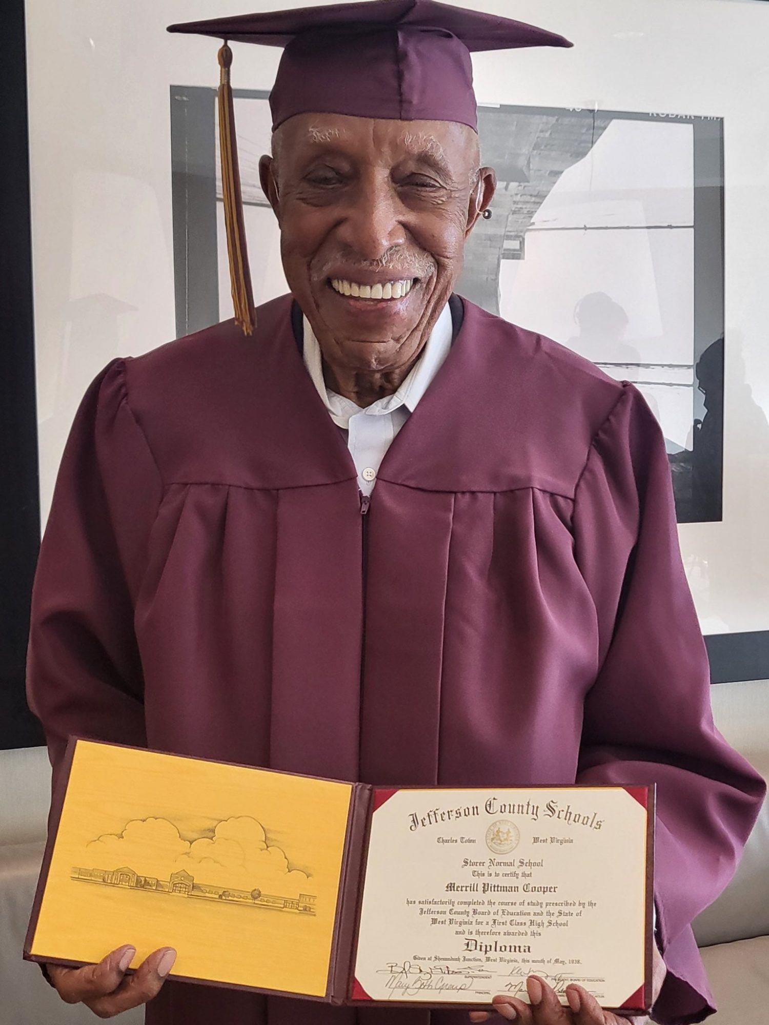101歲的高中畢業生！阿公笑領畢業證書　終於圓了「80年來的夢」