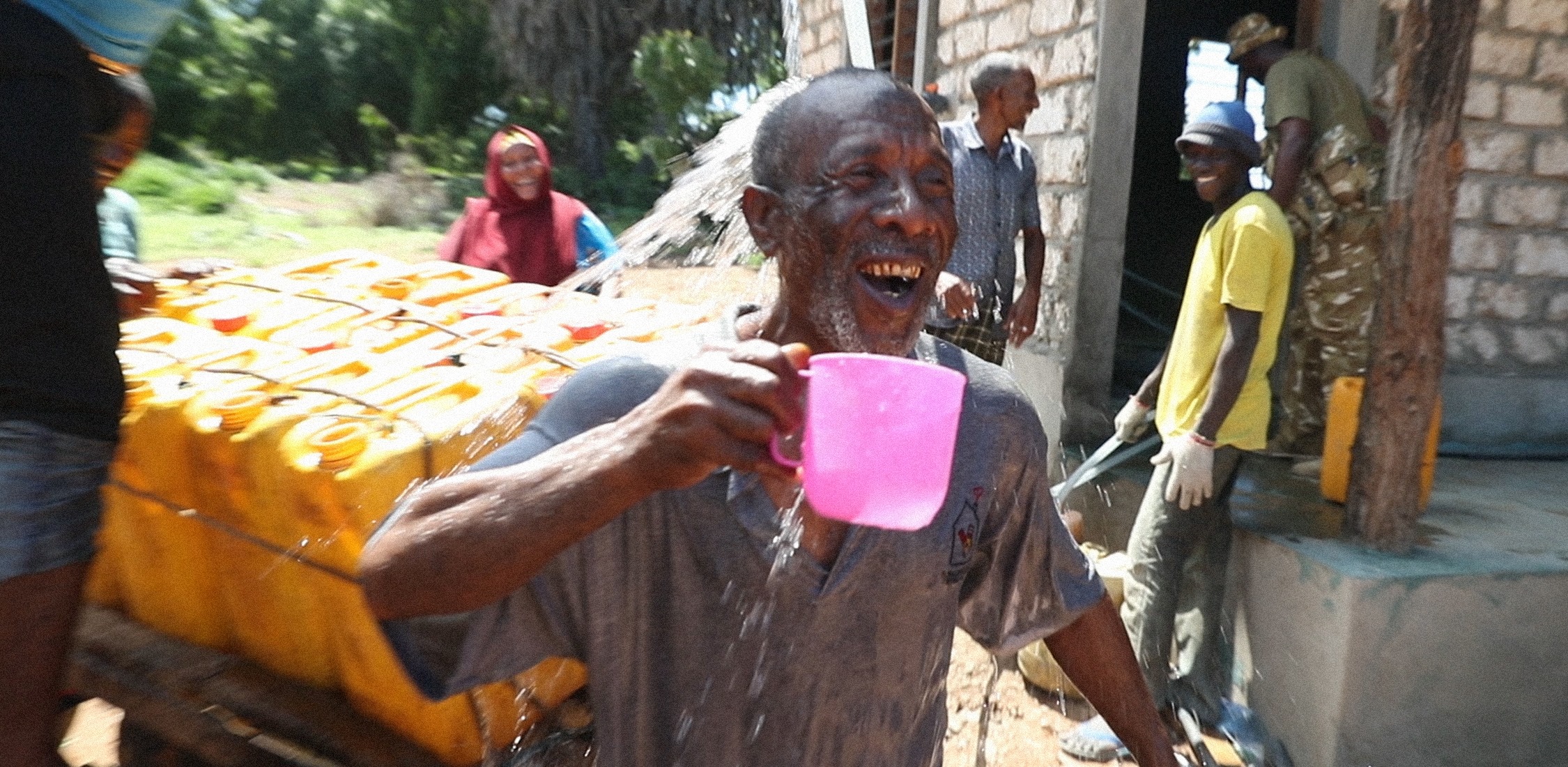 首間「太陽能造水廠」終於成立　肯亞人第一次喝到乾淨水驚喜：原來這麼好喝！