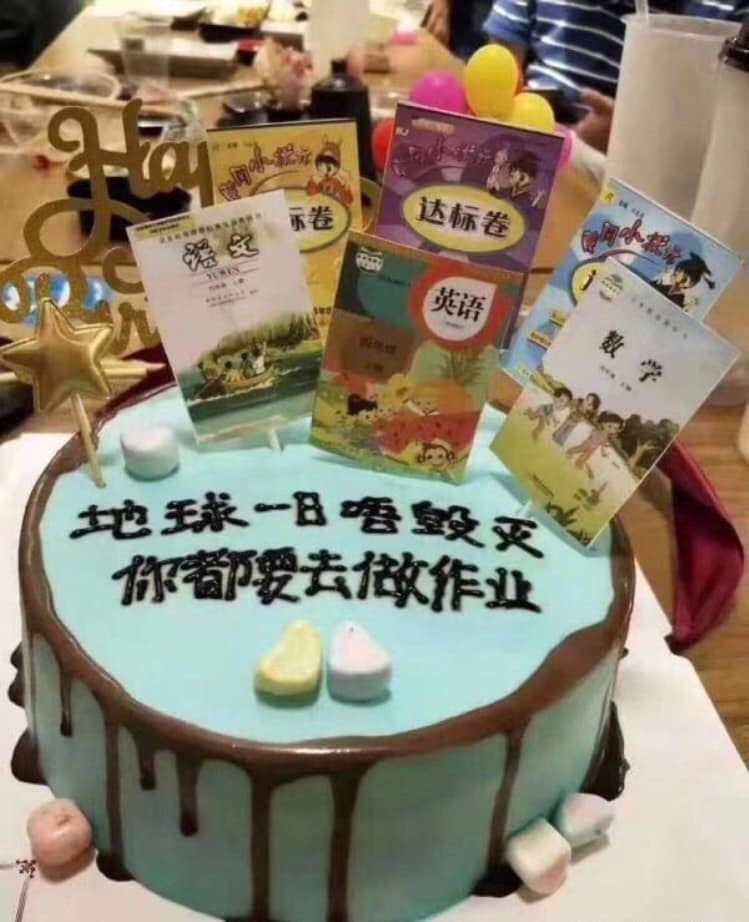 收到生日蛋糕「上面立滿作業」　小壽星臉秒垮...網：求童年陰影面積