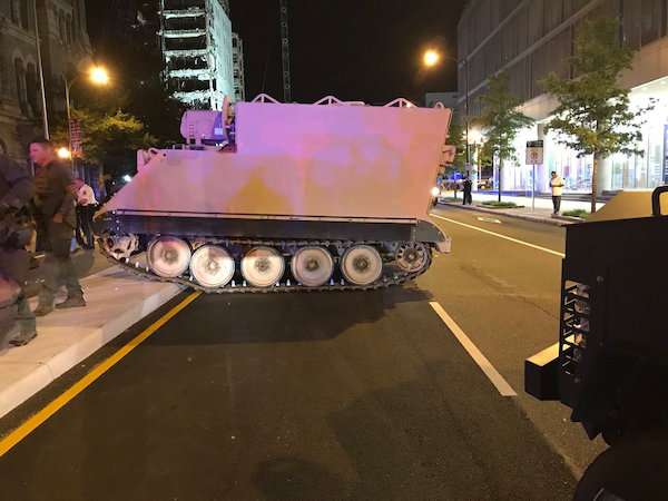 俠盜獵車手真實版！　美國大兵偷開裝甲車　在市區被10幾輛警車狂追