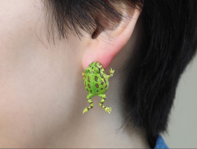 「蛙蛙咬耳朵」耳環超有趣　整隻好逼真驚艷網友：好像會動欸