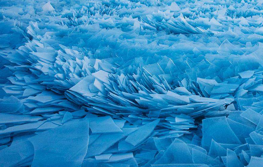 艾莎剛走過？攝影師拍下「冰雪奇緣般的景象」　　夢幻藍的碎冰危險又迷人