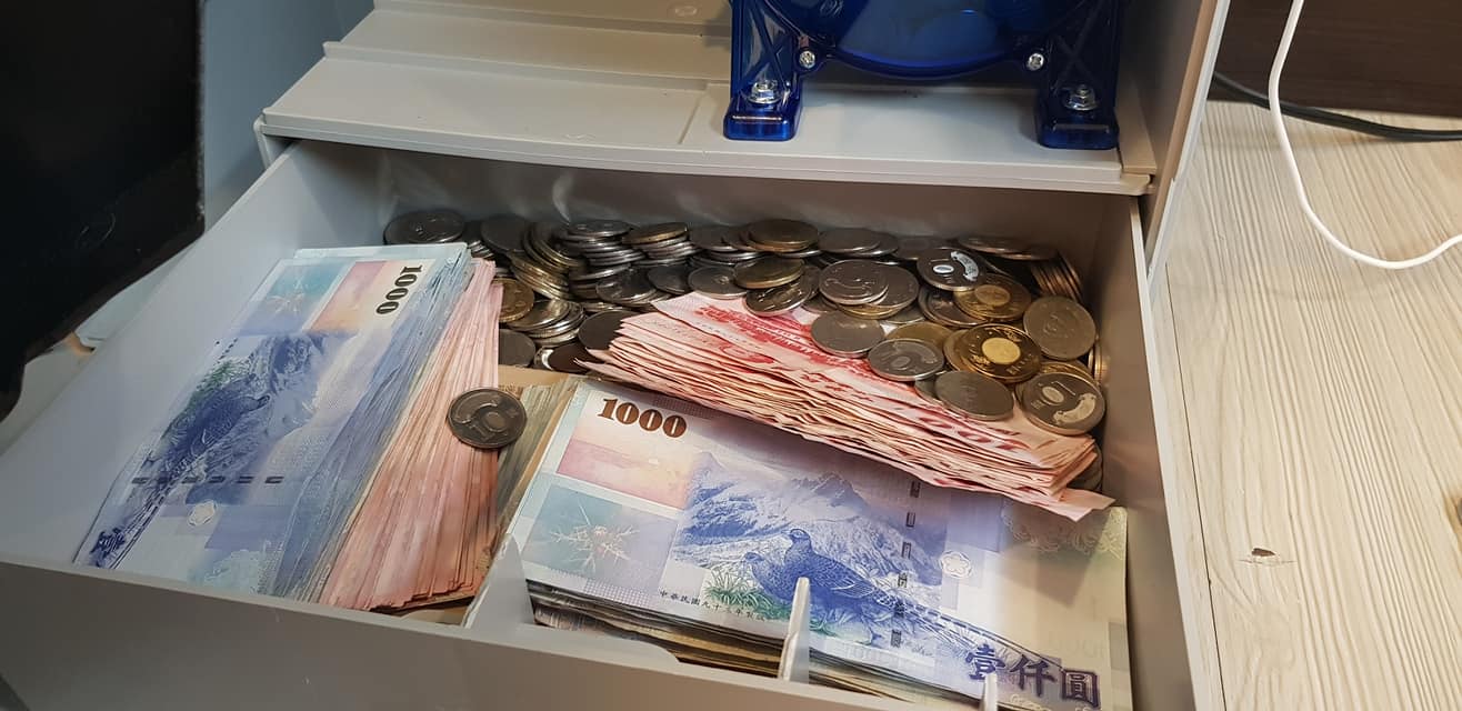 被抓到了吼！老婆翻出「整疊鈔票」　網幫QQ：私房錢變她零用錢