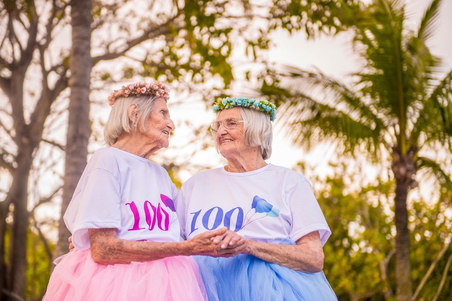 阿祖級雙胞胎特別拍攝「100歲生日派對」照片萌翻所有人，她們的互動讓大家都嘴角上揚啊！