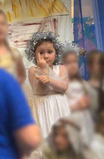 演耶穌誕生劇「豎中指」！5歲女孩天真反應惹人笑　媽解釋：手指有狀況啦