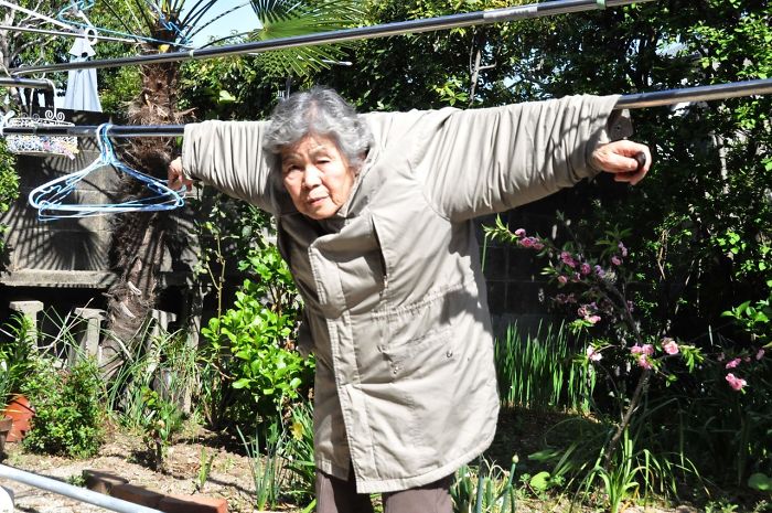 89歲日本老奶奶自從報名上了攝影課之後，攝影魂瞬間被燃燒起來「每天都有超狂的惡搞點子」！