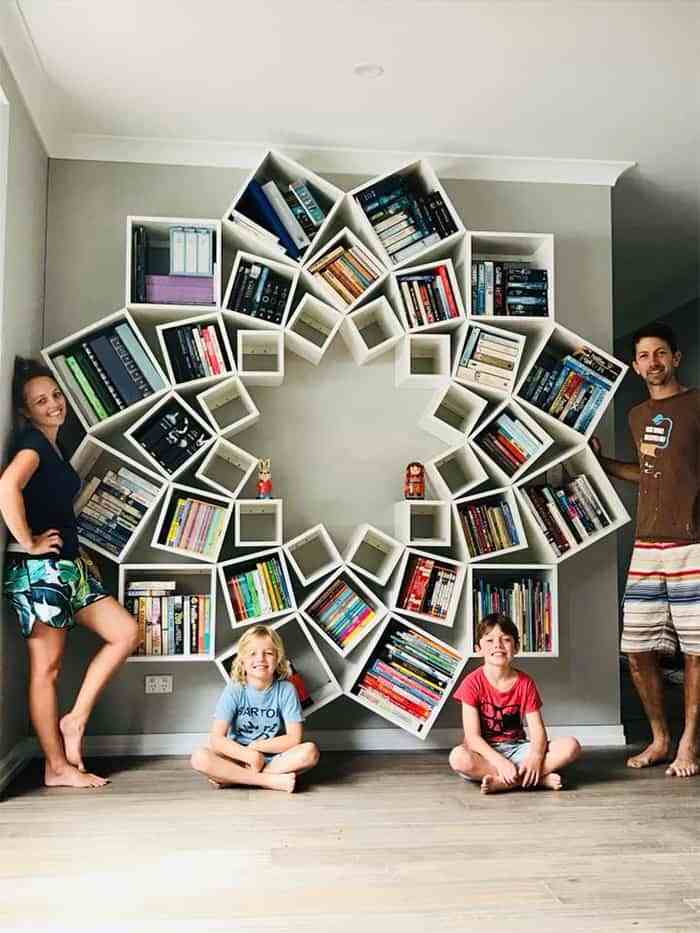 無聊書房變魔幻空間！神人爸媽DIY「漂浮書櫃」　小孩被吸引到愛上看書