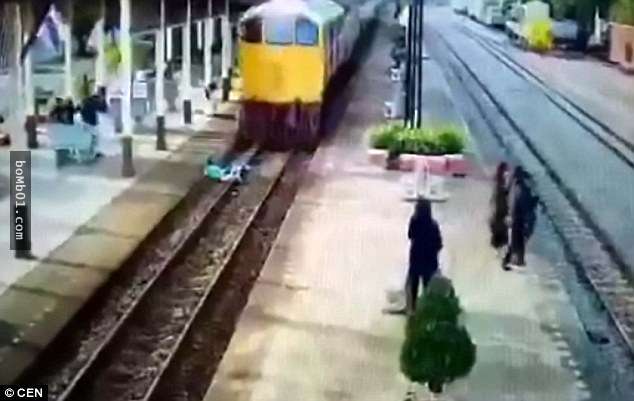 監視器拍下「男子被火車輾過半身」的驚悚過程，但下一秒他竟然自己站起來…